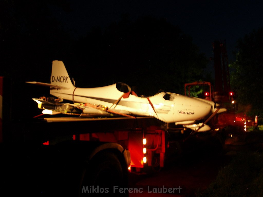 BF Koeln Kleinflugzeug in Koeln Flittard abgestuerzt  P73.JPG